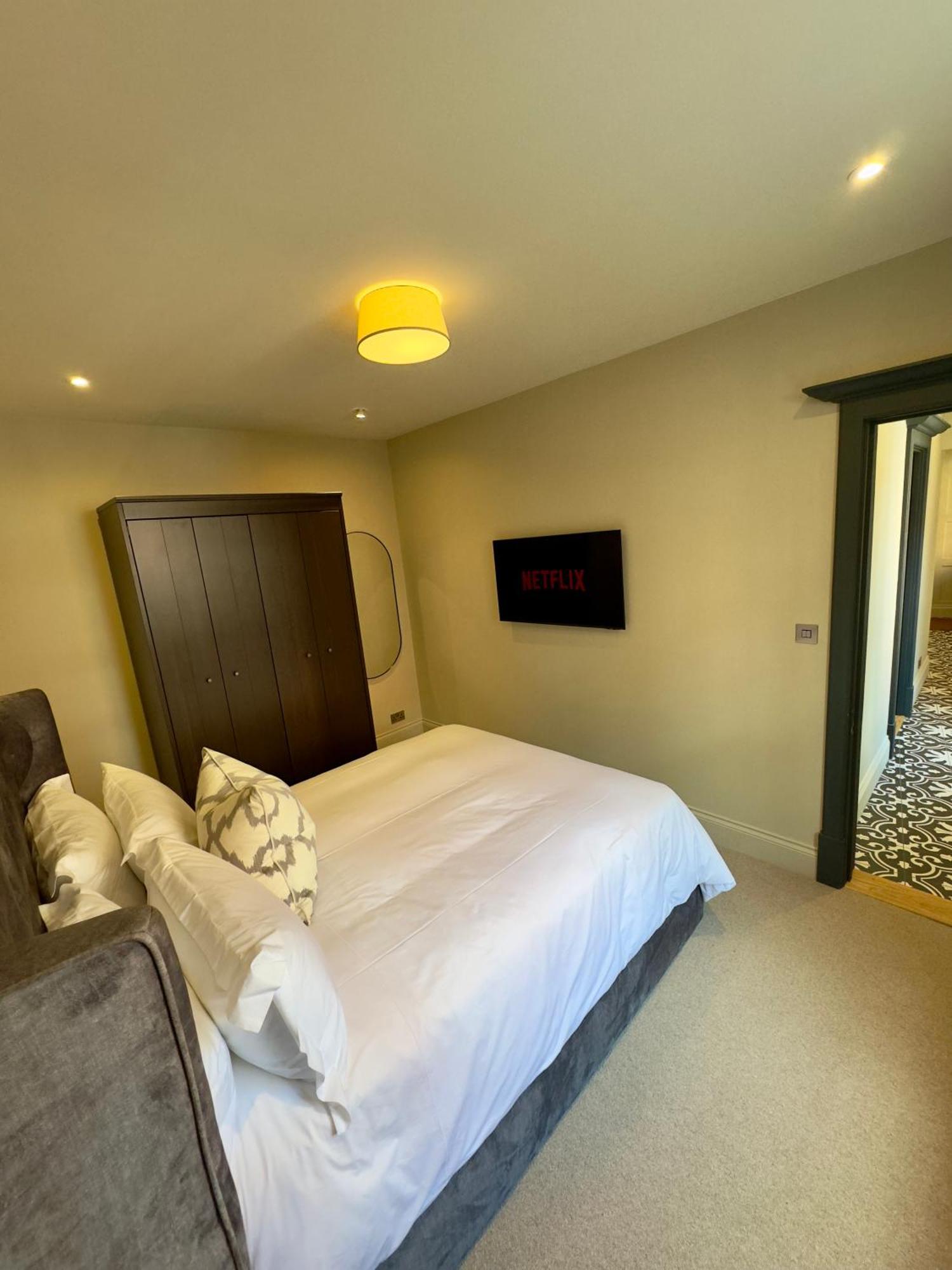Macbeths Corner High End Luxury Apartment In Centre With Parking ستارتفورد أبون آفون المظهر الخارجي الصورة