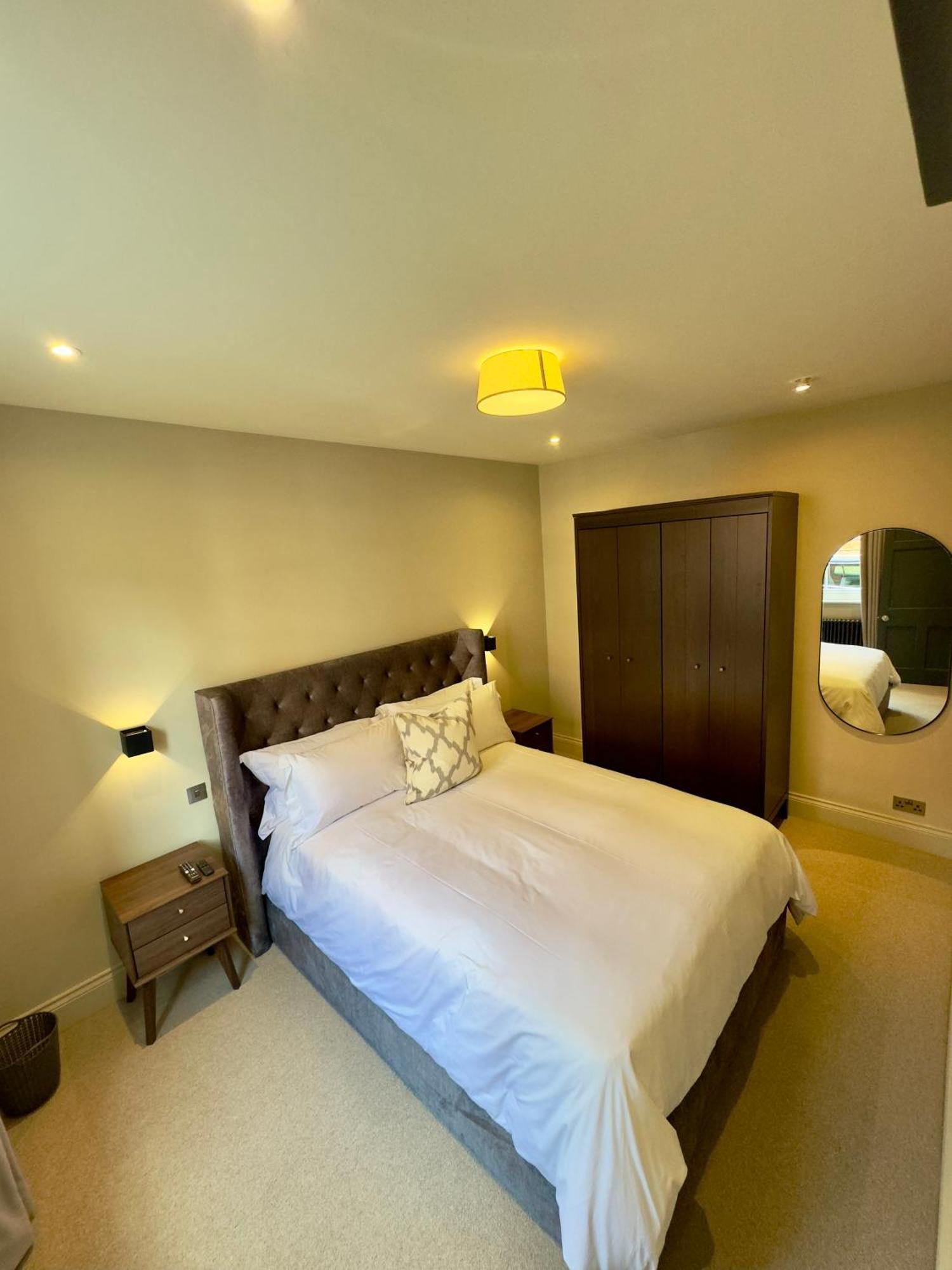 Macbeths Corner High End Luxury Apartment In Centre With Parking ستارتفورد أبون آفون المظهر الخارجي الصورة