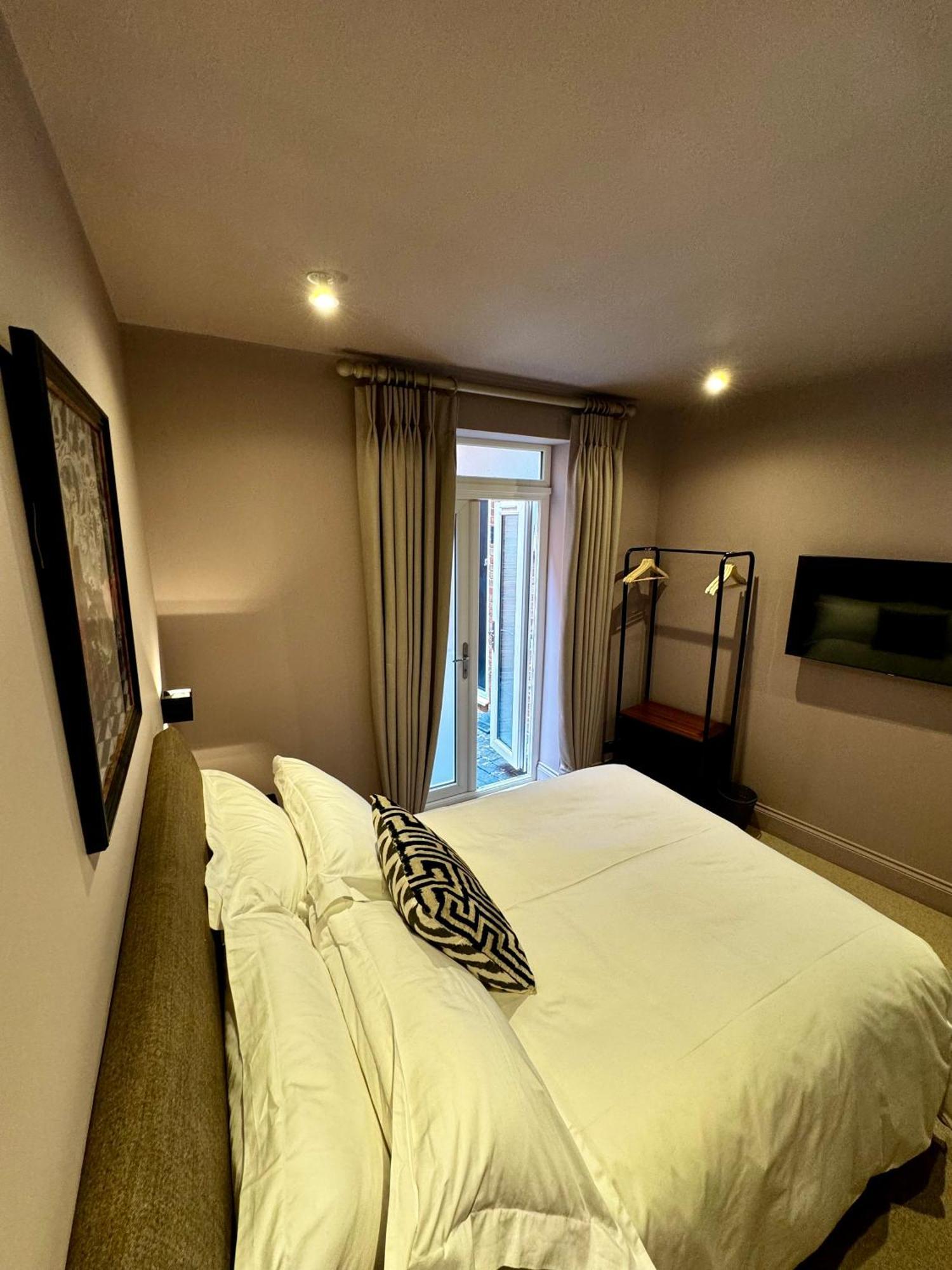 Macbeths Corner High End Luxury Apartment In Centre With Parking ستارتفورد أبون آفون المظهر الخارجي الصورة